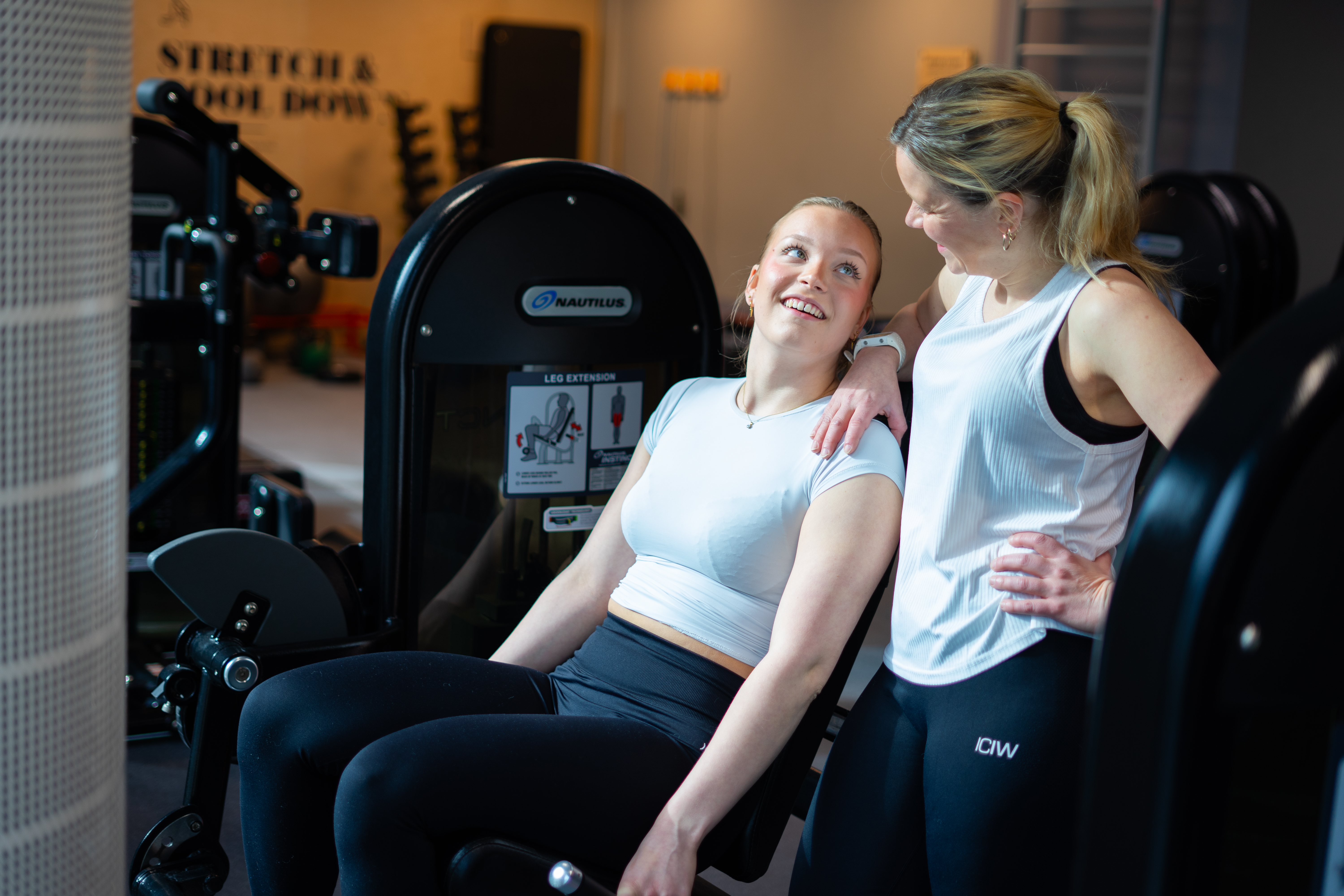 Äiti ja tytär treenaamassa salilla.